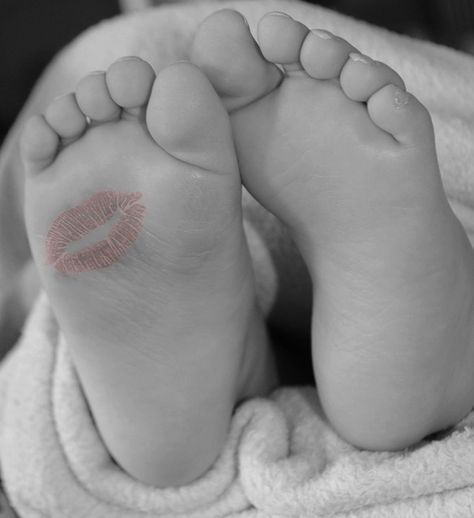 Lipstick feet cute black and white kiss baby feet lipstick toes newborn Foto Newborn, Baby Fotografie, Guilt Trips, Baby Poses, Foto Tips, Foto Baby, Newborn Shoot, Baby Time, Everything Baby