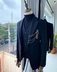 Luxury Men's Formal Pantsuit, Creative Mens Prom Outfits, Revealing Suit Men, Prom Suits For Men Black And Gold, Md Suit Ideas, Md Suits, Luxury Royal Fitted Suits, Black And Gold Suits, Ball Suits