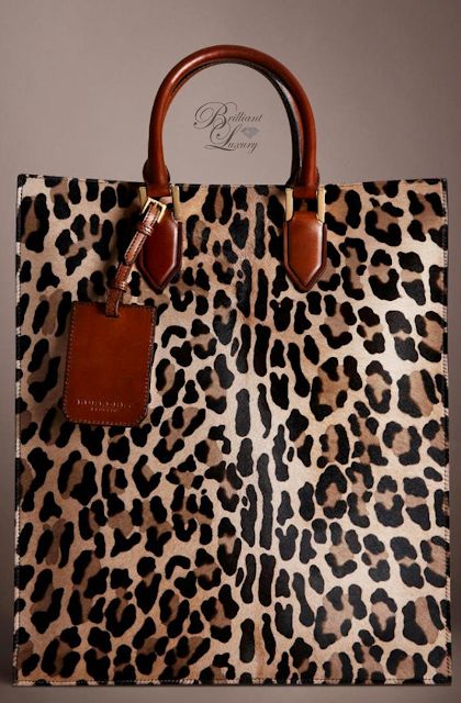 ♦Burberry Prorsum spotted animal print tote bag #burberry #bags #leopard #animalprint #brilliantluxury Black Leopard, Winter Mode, 가을 패션, Fashion Lookbook, Arm Candy, Stylish Men, Bago, Hobo Bag, Sake