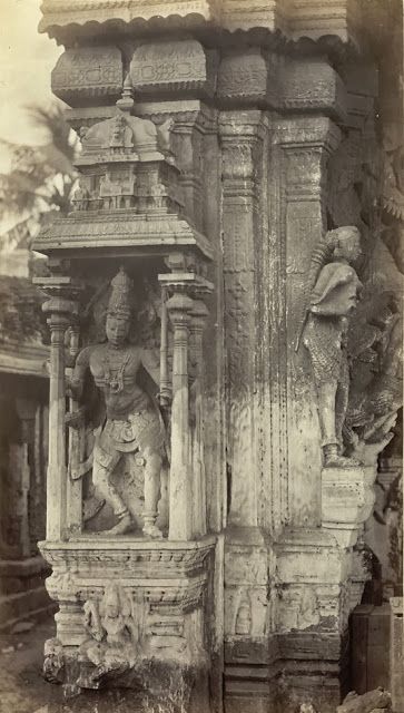 Rare Old Photos Of Meenakshi Amman Temple, Madurai, Tamil Nadu, India Meenakshi Sundareswarar, Meenakshi Amman Temple, Meenakshi Amman, Old Temple, Historical Sculptures, Ancient History Archaeology, Indian Temple Architecture, Ancient Indian Architecture, Temple Photography