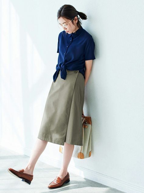 UNIQLO Japanese Uniqlo Style, Japan Wardrobe, Checkered Skirt Outfit, Chubby Outfits, Uniqlo Skirt, Uniqlo Women Outfit, Uniqlo Outfit, Minimal Style Outfits, Uniqlo Style