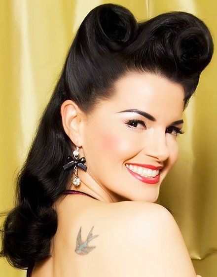 victory rolls (on bernie dexter). Rockabilly Makeup, Bernie Dexter, Victory Rolls, Rockabilly Hair, Pin Curls, Pin Up Hair, Rockabilly Pin Up, Rockabilly Fashion, Retro Hairstyles