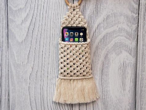 Macrame Cellphone Holder, Macrame Wall Pocket Tutorial, Macrame Pocket Tutorial, Cell Phone Charger Holder Diy, Macrame Pocket Wall Hanging, Macrame Pocket, Pocket Wall Hanging, Cell Phone Charger Holder, Macrame Hanging Shelf