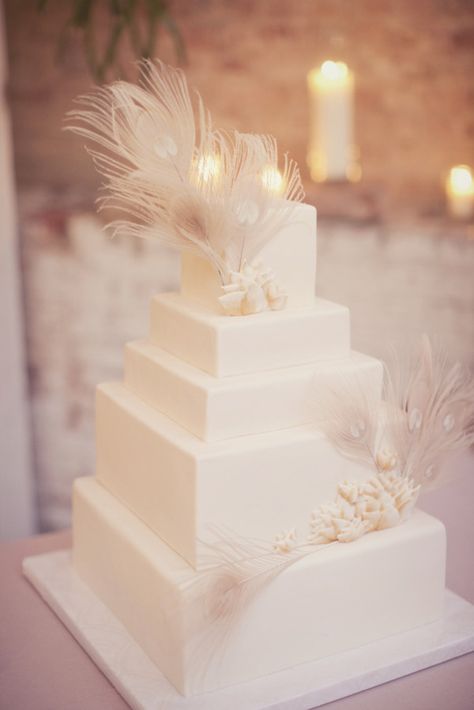 If only all cakes could be this glamorous   Cake by http://vanillabakeshop.com/  Photography by http://ourlaboroflove.com Wedding Cake With Ostrich Feathers, Feather Wedding Cake, 30s Wedding, Wedding Feathers, Feather Cake, Peacock Wedding Cake, Cake Roses, 20s Wedding, Incredible Cakes