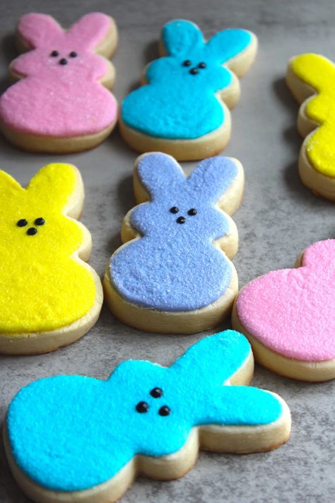 Easter Peeps Sugar Cookies - The Squeaky Mixer - Easy And Fun Baking Recipes Peep Cookies, Cookies In A Jar Recipe, Easter Sugar Cookies Recipes, Easter Sugar Cookies Decorated, Cookies In A Jar, Leave Cookies, Recipes Easter, Cookie Crisp, Coloured Icing