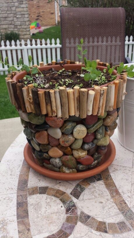 Pot out of rocks and driftwood from Lake Superior. Gardening Design Diy, Recycled Garden Art, Garden Wall Designs, Ceramic Cafe, Mosaic Pots, Mosaic Flower Pots, Plant Pot Decoration, Recycled Garden, Garden Whimsy