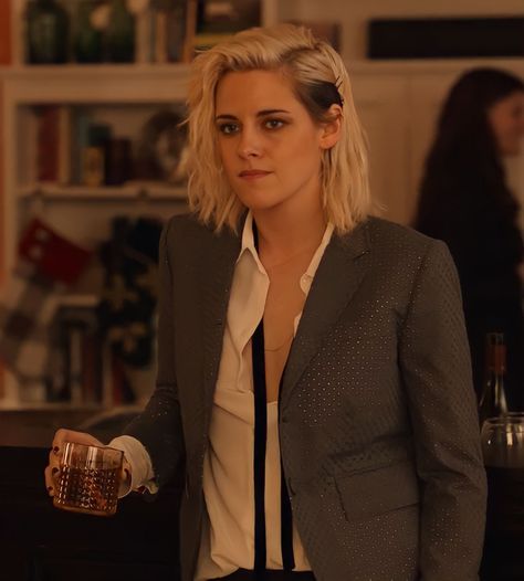 Happiest Season Clea Duvall, Happiest Season, Dark Purple Hair, Kristin Stewart, Kristen Stewart Style, Kate Mckinnon, Naomi Scott, Kristen Stewart, Role Models