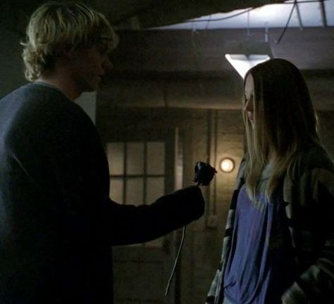 Violet Harmon And Tate Langdon, Violet And Tate Aesthetic, American Horror Story Tate And Violet, Ahs Tate And Violet, Tate X Violet, Tate And Violet Aesthetic, Tate Langdon And Violet Harmon, Tate Langdon And Violet, Violet And Tate