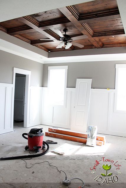 DIY Master Bedroom Wood Coffered Ceiling – Remodelaholic Wood Coffered Ceiling, Diy Ceiling, Wood Ceiling, Ceiling Ideas, Bad Design, Wood Bedroom, Wood Ceilings, Coffered Ceiling, My New Room