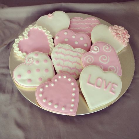 Valentines Day Cookies Aesthetic, Cookies Heart Shaped, Decorative Cookies, San Valentine, Pink Cookies, Pretty Dessert, Cute Baking, Pink Foods, Sweet Snacks Recipes