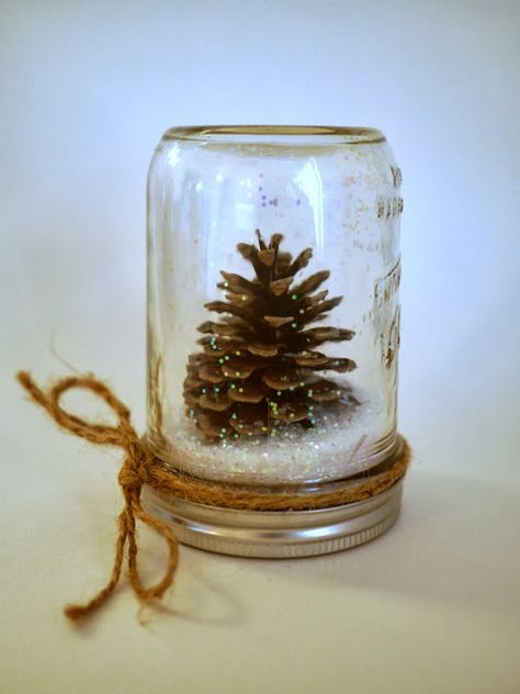 Diy January Decor, Snowglobe Diy, Waterless Snow Globe Diy, Săpunuri Handmade, Wine Bottle Diy Crafts, Cones Crafts, Pine Cone Crafts, Mason Jar Diy, Christmas Crafts Decorations