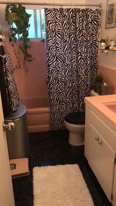 Cheetah Print Bathroom Ideas, Mcbling Bathroom, 2000s Bathroom, 2000s Home Decor, Y2k Living Room, Y2k Interior, Animal Print Room Decor, Y2k Bathroom, Y2k House