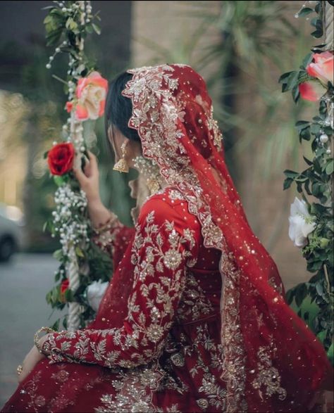 Bridal Dresses 2022, Red And Gold Wedding, Pakistani Bridal Hairstyles, Pakistani Bridal Dress, Red Bridal Dress, Desi Wedding Dresses, Bridal Photography Poses, Asian Bridal Dresses, Bridal Dresses Pakistan