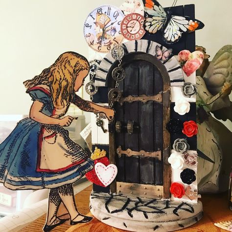 Alice And Wonderland Door, Alice In Wonderland Door Decoration, Decoupage Walls, Alice Door, Alice In Wonderland Door, Wonderland Themed Wedding, Alice In Wonderland Paintings, Halloween Alice In Wonderland, Alice In Wonderland Props