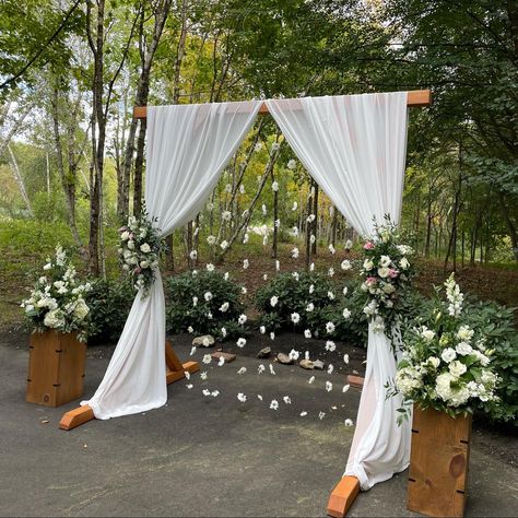 Rustic Pelamin Wedding, Nikah Stage Decoration Outdoor, Pelamin Outdoor Garden, Wedding Arbor Ideas, Mini Pelamin Nikah, Pelamin English Garden, Outdoor Country Wedding, Blue Wedding Centerpieces, Wedding Arbors