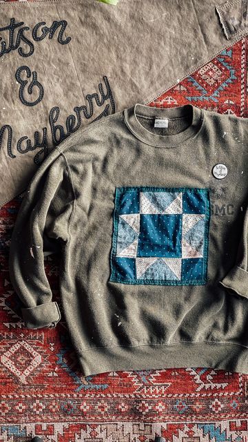 Quilt Patch Sweatshirt Diy, Quilt On Sweatshirt, Crafts With Old Clothes, Vintage Sewing Projects, Quilt Square Sweatshirt, Crewneck Upcycle, Quilt Applique Sweatshirt, Quilt Block Sweatshirt, Diy Crewneck Sweatshirt Ideas