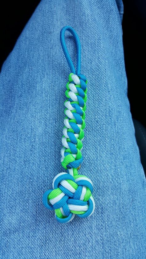 Star knot Keychain 2 Color Paracord Keychain Diy, Star Knot, Parachute Cord Crafts, Knot Keychain, Paracord Projects Diy, Paracord Bracelet Designs, Paracord Bracelet Patterns, Paracord Crafts, Paracord Bracelet Diy