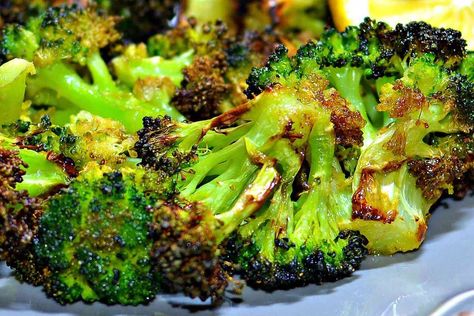 You Actually Can Get Crispy Vegetables From Frozen—Here's How Roasting Frozen Vegetables, Lemon Broccoli, Roast Frozen Broccoli, Broccoli Lemon, Frozen Garlic Bread, Garlic Roasted Broccoli, Spaghetti Dinner, Frozen Broccoli, Best Side Dishes