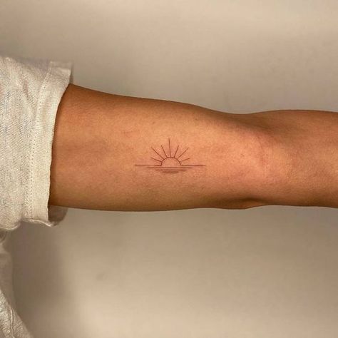 Sunrise Tattoo, Tattoo Sonne, Sunshine Tattoo, Sunset Tattoos, Tattoo Symbols, Petite Tattoos, Sun Tattoos, Sun Tattoo, Dainty Tattoos