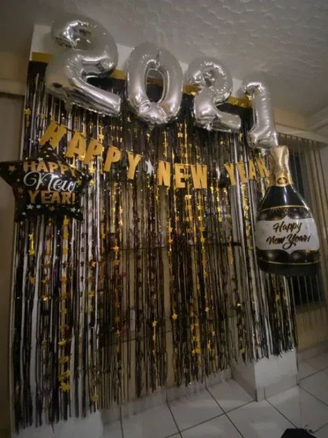 New Years Eve House Party, Party Backdrop Ideas, New Years Eve Birthday Party, New Year's Eve Backdrop, New Year's Eve Party Themes, Nye Party Decorations, Deco Cinema, New Years Eve Party Ideas Decorations, New Year's Eve Activities