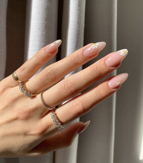 Almond Shape Nails, Cute Summer Nails, Flower Nail Art, Minimalist Nails, Pretty Acrylic Nails, Chic Nails, French Tip Nails, Flower Nails, Beauty Trends