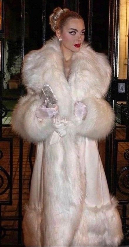 Dress With Fur Coat, Fur Coat Outfit, White Fur Coat, Vintage Hollywood Glamour, Real Fur Coat, Vintage Black Glamour, All White Outfit, Fox Fur Coat, White Fur