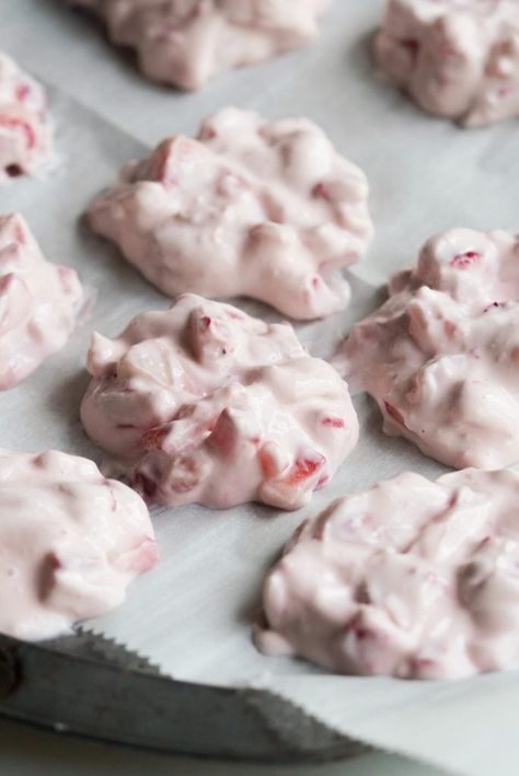 Strawberry Yogurt Clusters, Yogurt Clusters, Frozen Strawberry Recipes, Health Dessert Recipes, Sugar Free Honey, Chocolate Clusters, Chocolate Yogurt, Honey Chocolate, Yogurt Bites