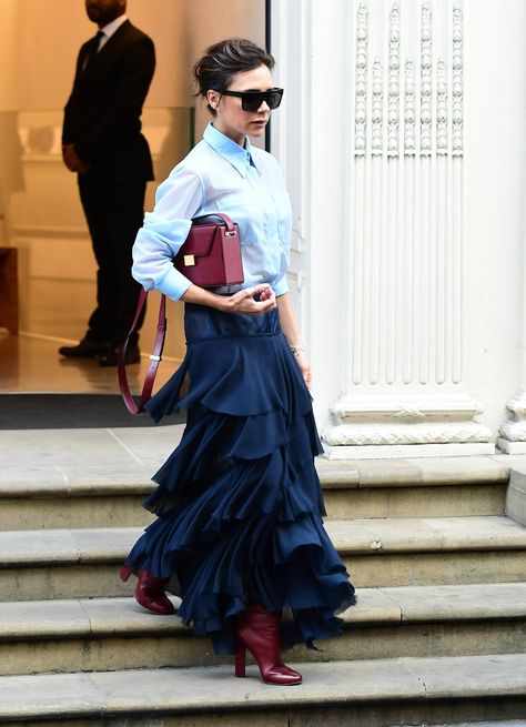 Victoria Beckham looking stunning in  navy and merot! Xo Rok Outfit, Victoria Beckham Style, Maxi Rok, Fashion Week Street Style, 가을 패션, Fashion Mode, Street Chic, Victoria Beckham, Modest Fashion