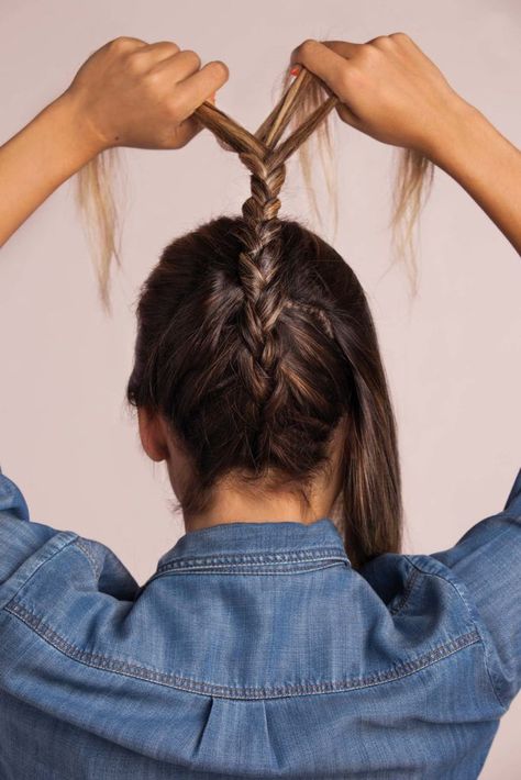 Upside Down Braid Bun, Upside Down French Braid, Top Knot Tutorial, Top Knot Hair, French Braids Tutorial, Upside Down Braid, Braided Top Knots, Top Knot Bun, Knot Bun