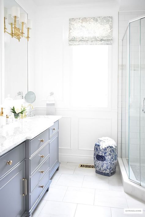 Bathroom White Grey, Light Blue Bathroom, Bathroom Grey, Small Bathtub, Bathroom White, Black And White Tiles, Trendy Bathroom, Elegant Color, Grey Bathrooms