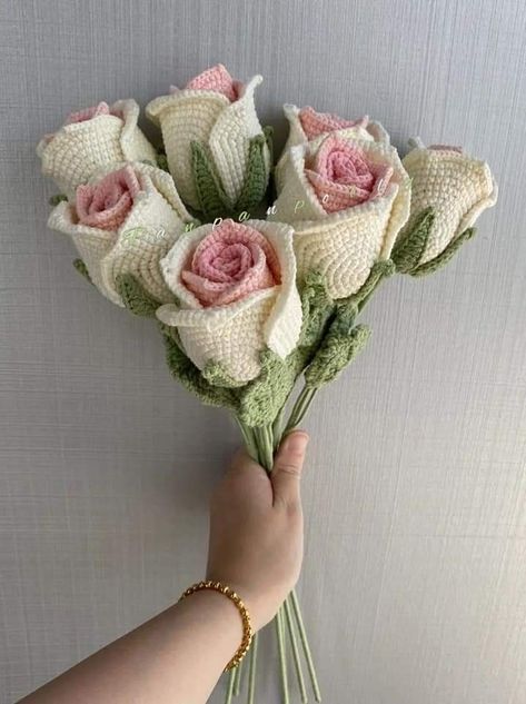 Aesthetic Crochet Flowers, Small Crochet Projects Aesthetic, Crochet Flower Aesthetic, Crochet Flowers Aesthetic, Crochet Flower Bouquet Pattern, Crochet Bouquet Flowers Free Pattern, Brown Yarn Crochet Ideas, Crochet Flowers Free Pattern Bouquet, Crochet Bouquet Pattern Free