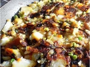 Harry Potter's Hogwarts Bubble and Squeak Recipe................ Bubble And Squeak Recipe, British Cooking, Bubble And Squeak, British Dishes, Uk Recipes, The English Kitchen, Scottish Recipes, English Kitchen, English Kitchens