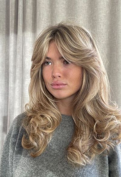 Thick Blonde Hair, Vacation Hairstyles, Blonde Hair Inspiration, Curly Hair With Bangs, Penteado Cabelo Curto, Long Blonde, Long Blonde Hair, Curtain Bangs, Long Bob