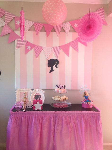 Simple Barbie Birthday Party, Diy Barbie Decorations, Barbie Party Decorations Ideas Diy, Barbie Party Diy, Barbie Diy Party Decorations, Barbie Decorations Birthday, Barbie Cat, Barbie Decorations, Barbie Party Decorations