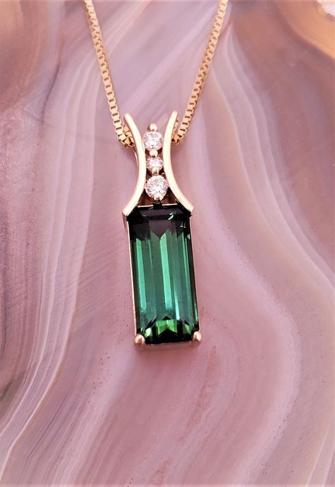 Green Tourmaline Necklace, Dark Green Jewelry, Khmer Tattoo, Fancy Jewelry Necklace, Pretty Jewelry Necklaces, Retail Jewelry, Amethyst Studs, 14k Yellow Gold Necklace, Glass Bar