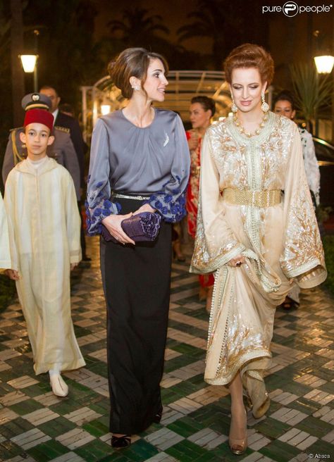 Le prince héritier Moulay El Hassan du Maroc, la reine Rania de Jordanie et la princesse Lalla... Heels Bride, Lalla Salma, Jordan Royal Family, Moroccan Clothing, Style Royal, Moroccan Fashion, Queen Rania, Moroccan Dress, Moroccan Caftan