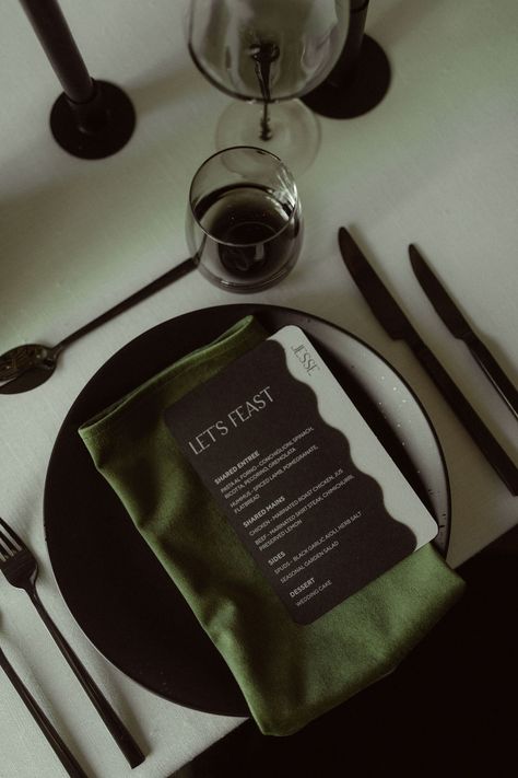 Black Wedding Table Setting, Dark And Moody Wedding, Green Tablescape, Forest Green Wedding, Blue Green Wedding, Dark Green Wedding, Dark Wedding Theme, Candles Black, Olive Green Weddings