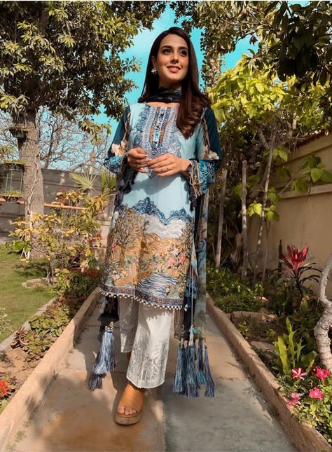 On the set of suno chanda Iqra Aziz Dresses, Pakistani Actress Dresses, Suno Chanda, Pakistani Party Wear Dresses, Pakistani Women Dresses, Pakistani Women, Iqra Aziz, Pakistani Party Wear, Pakistani Actors