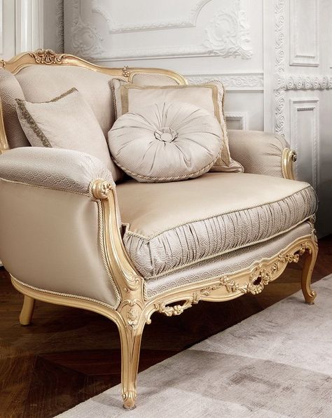 Italian Living Room Decor, French Style Sofa, Italian Style Furniture, Classic Reception, Classic Furniture Living Room, Italian Living Room, Furniture Reupholstery, Art Deco Sofa, Italian Living