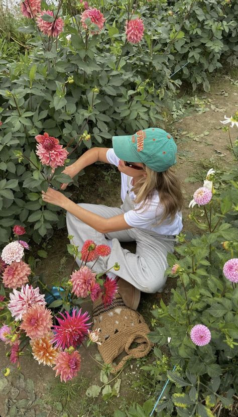 Floral Design Inspiration, Josefine Vogt, Flower Aesthetics, Welcome To My House, Girls Diary, Arrangement Ideas, Gardening Outfit, Flower Therapy, Green Girl