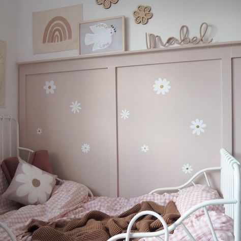 Pink Toddler Bedroom, Pink Toddler Rooms, Daisy Bedroom, Pink Kids Bedrooms, Sheet Flowers, Groovy Daisy, Daisy Wall, Toddler Bedroom Girl, Nursery Room Inspiration