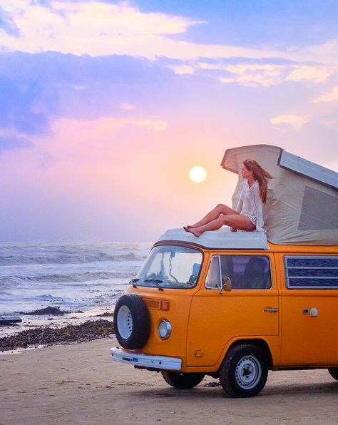 I want to van life in a classic vw bus or vanagon! I think it's the best van to live in for #vanlife and it looks like a fun way to get involved with a DIY campervan conversion. Best Van, Vw Bus T2, Volkswagen Minibus, Combi Van, Motorcycle Camping Gear, T1 Bus, Bus Girl, Diy Campervan, Australia Beach