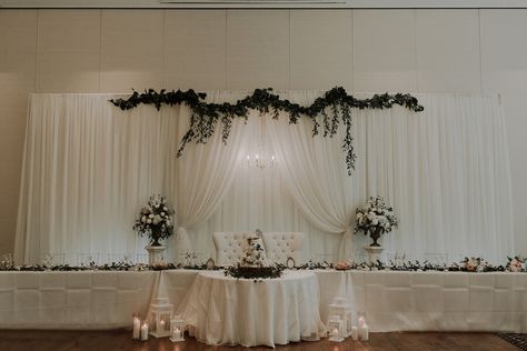 Wedding Window Backdrop, Head Table Backdrop Diy, Wedding Table Backdrop Ideas Receptions, Back Drop Wedding Head Table, Backdrop Behind Head Table, Head Table Ideas For Large Wedding Party, Backdrop For Head Table At Wedding, Large Head Table Wedding, Wedding Backdrop Reception Head Table Backgrounds