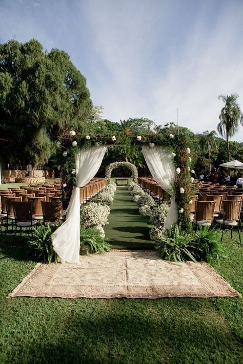 garden wedding ideas Dream Garden Wedding, Tranquil Garden, Wedding Setup, Rustic Garden Wedding, Forest Theme Wedding, Dream Wedding Decorations, Wedding Backdrop Design, Wedding Altars, Dream Wedding Venues