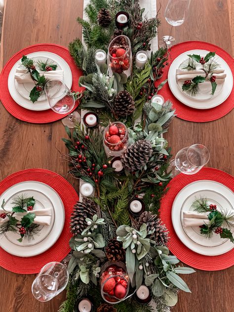 Red And Green Christmas Table Decor, Christmas Table Red, Christmas Dinner Table Ideas, Dinner Table Christmas, Dinner Table Ideas, Christmas Dinner Set, Christmas Dinner Table Settings, Christmas Party Table, Christmas Table Setting