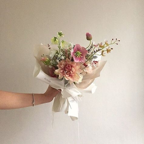 Wedding Bride Aesthetic, Flower Banquet, Aesthetic Bouquet, Bride Aesthetic, Small Gift Ideas, Small Flower Arrangements, Aesthetic Floral, Hand Tie, Flowers Bouquet Gift