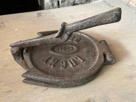 Vintage Cast Iron Cookware Antiques, Cast Iron Decor, Tortilla Press, Vedic Art, Farms Living, Chapati, Antique Cast Iron, Vintage Theme, Old Vintage