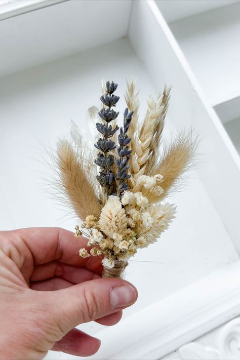 Boho dried flower boutonniere for lavender wedding ceremony. Lavender Wedding Ceremony, Boutonniere Lavender, Dried Flower Boutonniere, Groom Buttonhole, Lavender Boutonniere, Lavender Wedding Bouquet, Lavender Wedding Theme, Groom Buttonholes, Lavender Wedding Flowers