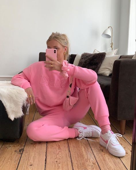 Mode Pastel, Pink Tracksuit, Look Rose, Monochromatic Outfit, Pink Pilates, Pink Fits, Pilates Princess, Lazy Outfits, Sporty Outfits