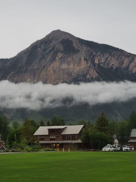 House surrounded by clouds on a mountain Denver Colorado Houses, Colorado House Aesthetic, Mountain Cabin Aesthetic, House Decor Aesthetic, Old House Exterior, Colorado Aesthetic, Colorado Cabin, Colorado Mountain Homes, House In The Mountains